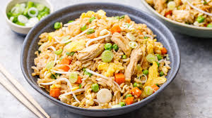Cơm trộn rau củ và gà xé